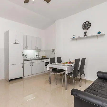 Gorgeous Apartment In Povljana With Wifi * Povljana