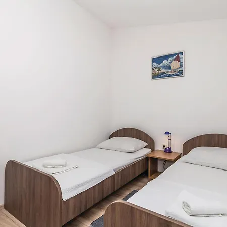 Gorgeous Apartment In Povljana With Wifi