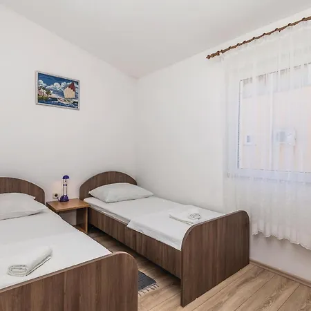 Apartmán Gorgeous Apartment In Povljana With Wifi *