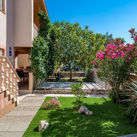 Apartman Gorgeous In With Wifi Povljana