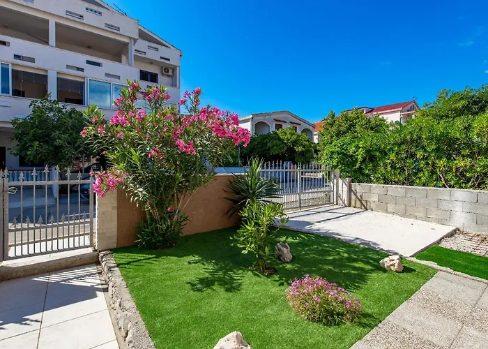2 Bedroom Awesome In Apartmán Povljana